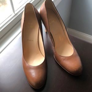 Christian Louboutin size 40 round toe heels 👠🔥